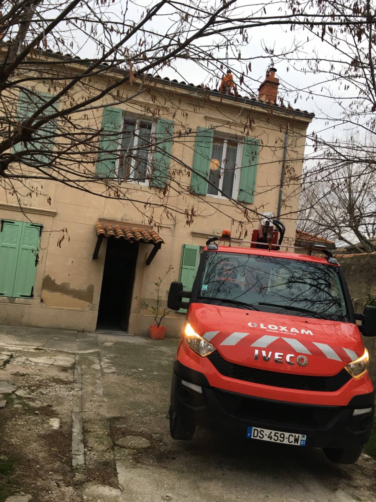 Intervention à Salon de Provence (13330) de nos artisans couvreurs zingueurs pour la réparation d'une soudure à l'étain d'un chéneau Marseillais en Zinc 