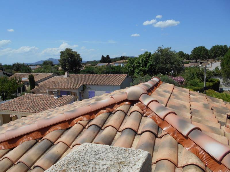 Nettoyage, demoussage et entretien d'une toiture par nos artisans couvreurs zingueurs sur la commune de Salon de Provence (13300) dans les Bouches du Rhône (13)