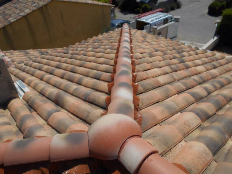 Nettoyage, demoussage et entretien d'une toiture par nos artisans couvreurs zingueurs sur la commune de Salon de Provence (13300) dans les Bouches du Rhône (13)