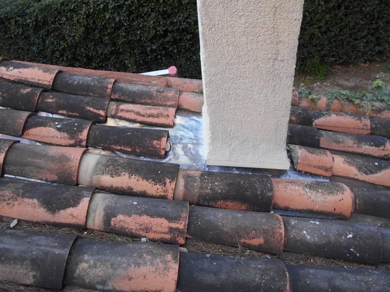 Réparation et réfection de toiture à Aix en Provence - Étanchéité (abergement) de cheminée en plomb