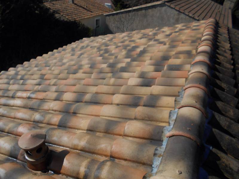 Nettoyage, demoussage et traitement toiture tuiles par application d’un hydrofuge à Saint Remy de Provence 13210 (Bouches du Rhone 13) afin de retrouver une toiture avec une étanchéité parfaite.