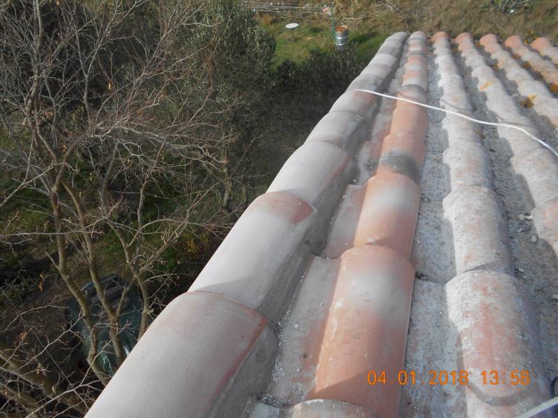 étanchéité d'une cheminée et réparation d'une rive sur toiture par nos artisans couvreurs zingueurs sur la commune de Istres (13800) 