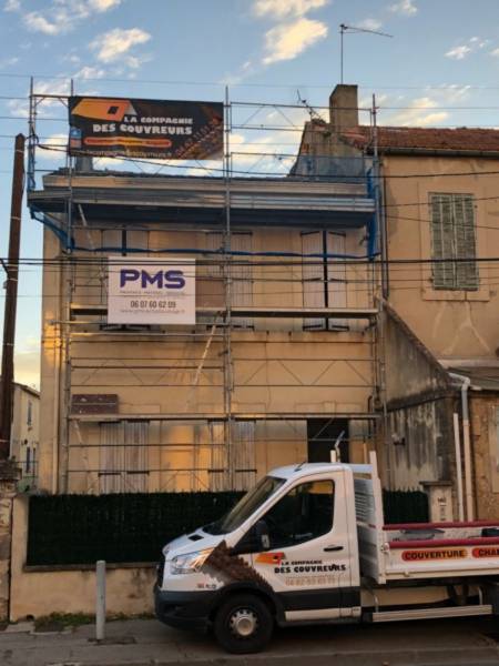 Démarrage nouveau chantier ce Lundi 19 Février à Salon de Provence avec au programme : Rénovation complète de la couverture, isolation thermique par l’extérieur, étanchéité en zinc.
