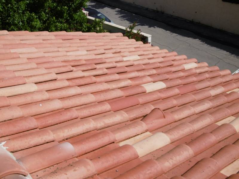 Nettoyage et entretien d'une toiture sur la commune de Velaux (13880) dans les Bouches du Rhône (13)