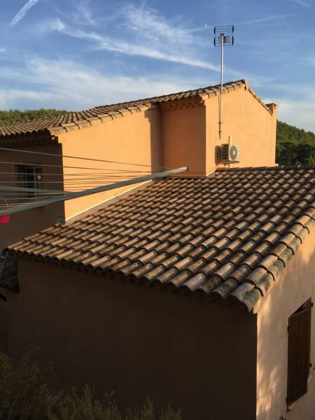 remplacement et pose de solins en plomb sur une toiture à Ventabren 13122 à coté de Aix en Provence dans les Bouches du Rhône 13