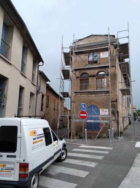 Réparation d' une corniche sur un bâtiment sur la commune de Salon de Provence