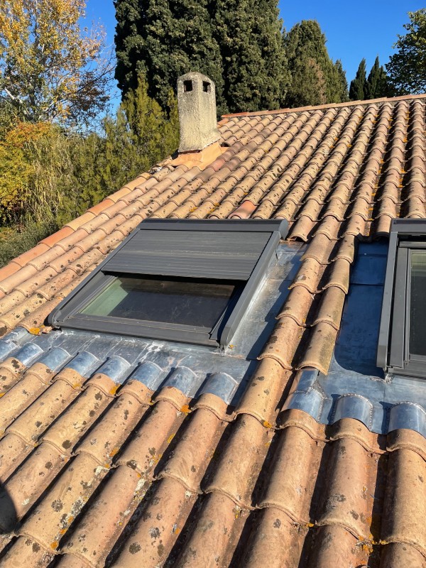 Etancheite de fenêtre de toit velux en zinc à Salon de provence 13300 réalisé par artisan couvreur zingueur certifié qualibat Rge