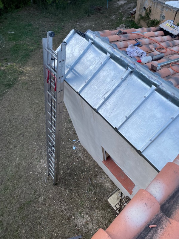 Couverture de toit en zinc à tasseaux par artisan couvreur zingueur expérimenté dans les Bouches-du-Rhône et sur le secteur de Cavaillon dans le Vaucluse, Réparation nettoyage entretien et traitement