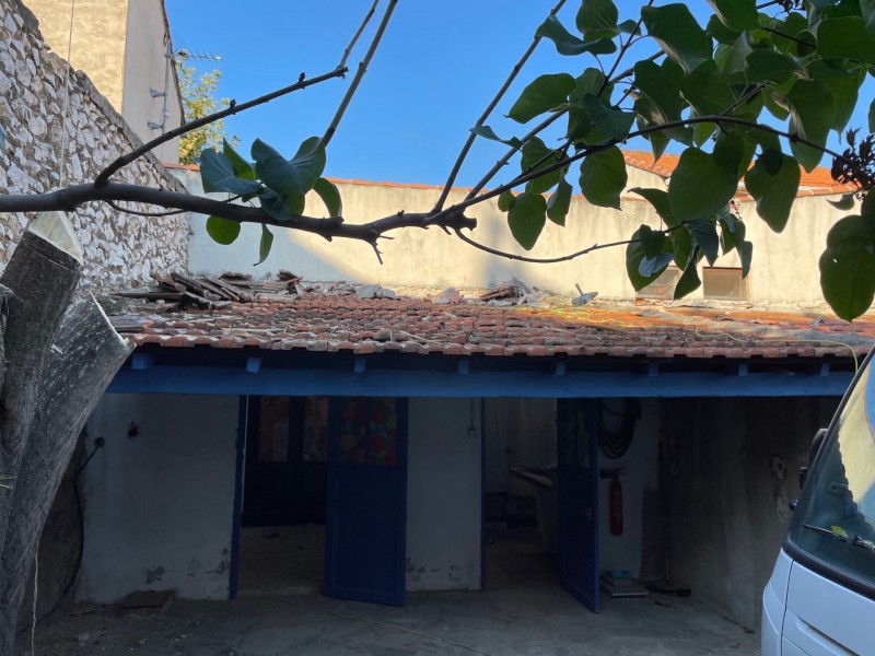 Rénovation couverture et charpente complete avec pose de Velux et étanchéité en zingue sur la commune de Marseille