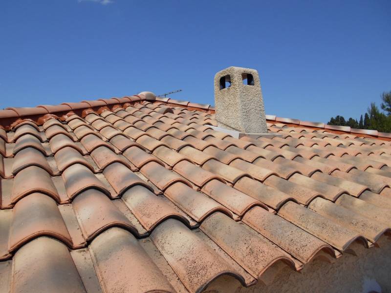 Nettoyage, demoussage et entretien d'une toiture par nos artisans couvreurs zingueurs sur la commune de Salon de Provence (13300) dans les Bouches du Rhône (13)
