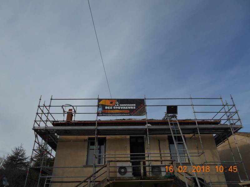 échafaudage de couvreur zingueur pour rénovation toiture à Meyrargues