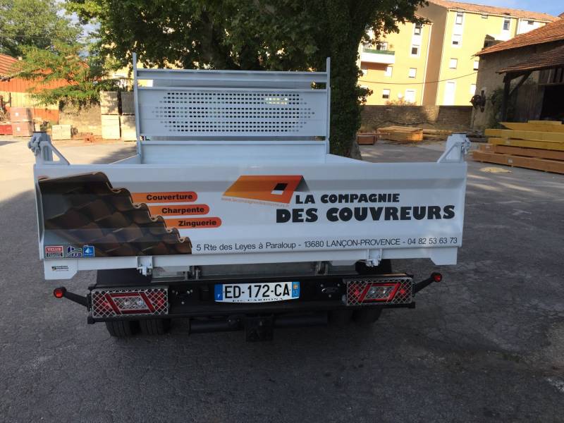 Camion benne pour évacuation des gravats sur chantier lors de rénovation de toitures par nos couvreurs zingueurs (tuiles, étanchéités, briques, maçonnerie ect...)