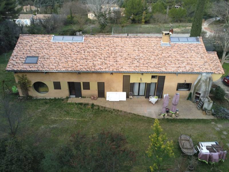 Chantier à Ventabren - rénovation toiture - isolation thermique toit par l’extérieur , couverture tuiles romane (abergements cheminées et étanchéités verrières en zinc)