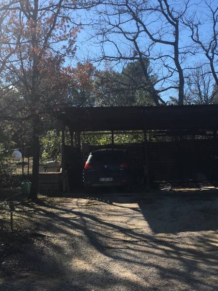 Réalisation d'une couverture de toiture en bac acier à Fuveau (13710) d'un abri voiture - étanchéité parfaite par nos artisans couvreurs d'Aix en Provence (13100)