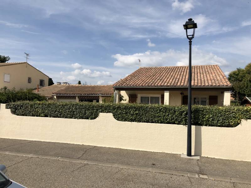 Installation de Gouttières en Zinc pour Évacuation d'Eaux Pluviales à GRANS (13450) à coté de SALON DE PROVENCE (13300) par nos COUVREURS ZINGUEURS