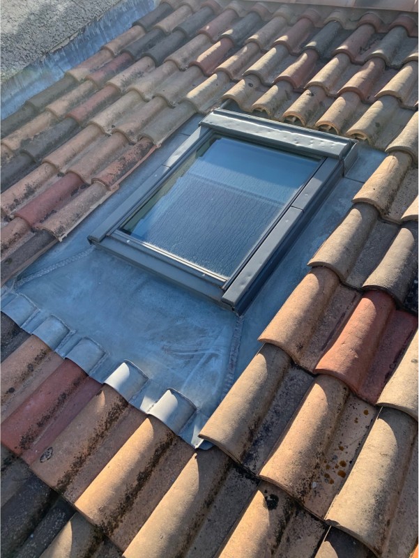 Travaux de zinguerie, abergement étanchéité de fenêtre de toit, artisan couvreur zingueur pour renovation de toiture à Cavaillon Vaucluse 84, entreprise de couverture, nettoyage traitement des tuiles