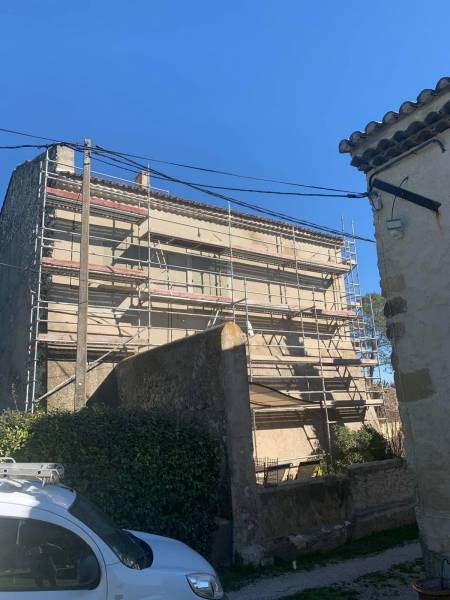 chantier de ravalement de façade en peinture extérieur à Senas 13560 commune des Bouches du Rhone 13