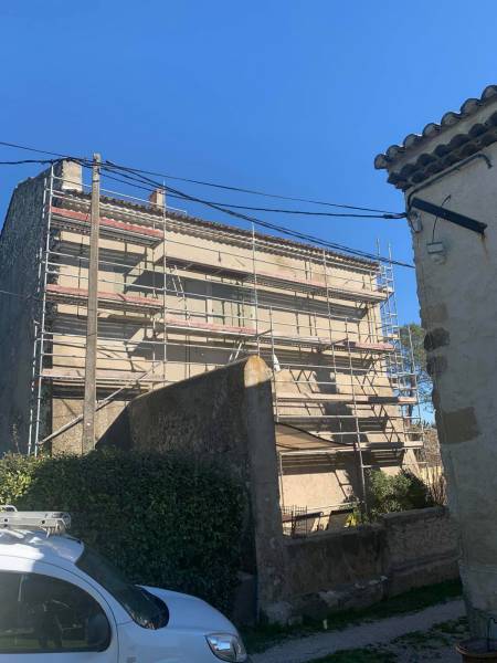 chantier de ravalement de façade en peinture extérieur à Senas 13560 commune des Bouches du Rhone 13
